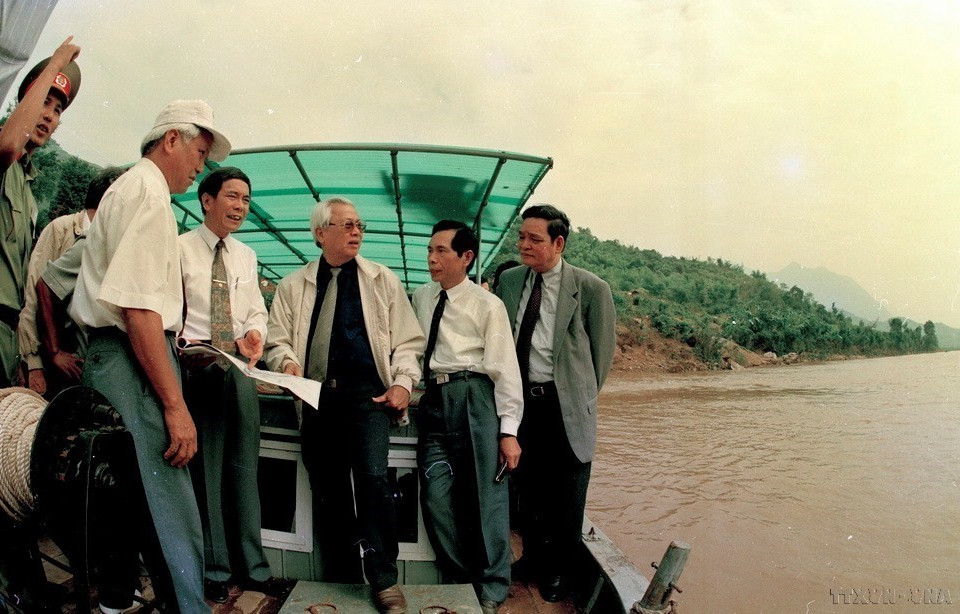 Thủ tướng Võ Văn Kiệt kiểm tra địa điểm dự kiến xây dựng Nhà máy thủy điện Sơn La có công suất 3.600 MW. (Ảnh: Minh Đạo/TTXVN)
