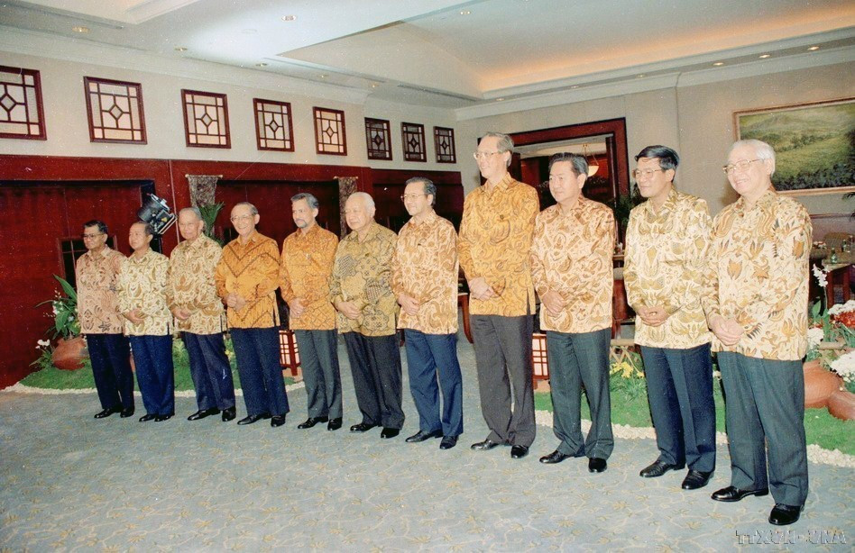 Thủ tướng Võ Văn Kiệt với lãnh đạo các nước dự Hội nghị cấp cao không chính thức 10 nước Đông Nam Á (Jakarta, Indonesia, 30/11/1996). (Ảnh: Minh Đạo/TTXVN)