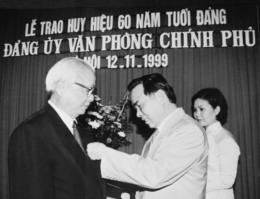 Thủ tướng Phan Văn Khải trao huy hiệu 60 năm tuổi Đảng cho nguyên Thủ tướng Võ Văn Kiệt, Cố vấn Ban chấp hành Trung ương Đảng (1999). Ảnh: Nguyễn Khang-TTXVN