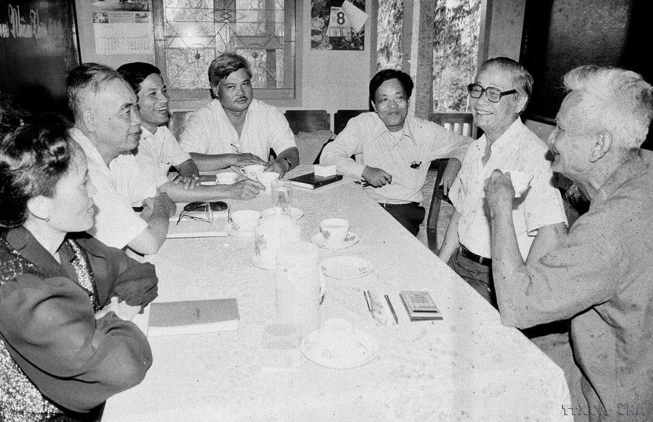 Chủ tịch Hội đồng Bộ trưởng Võ Văn Kiệt nói chuyện với cán bộ, nhân viên Nông trường 30-4 Hậu Giang (1992). (Ảnh: Minh Đạo/TTXVN)