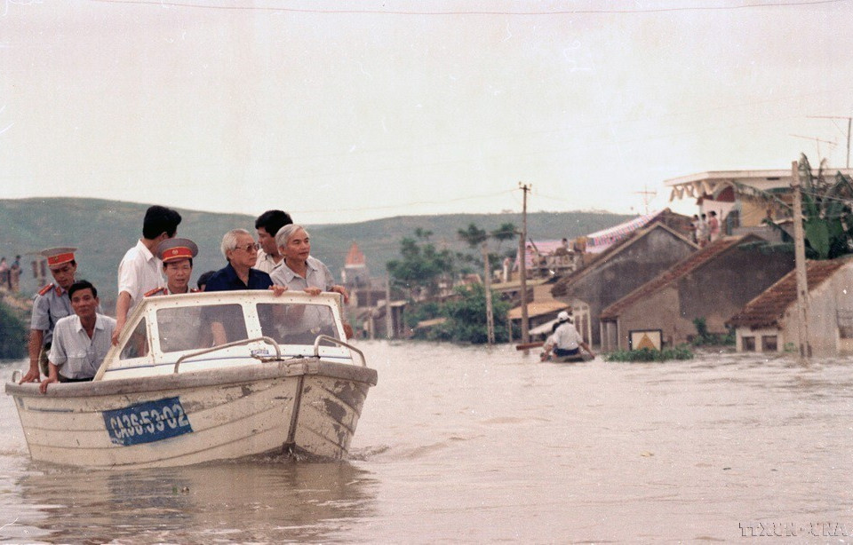 Thủ tướng Võ Văn Kiệt đi ca nô thj sát thị trấn Kim Tân, huyện Thạch Thành (Thanh Hóa) bị ngập trong nước lũ do cơn bão số 2 gây ra (1996). (Ảnh: Minh Đạo/TTXVN)