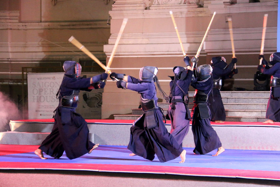 Các võ sinh bộ môn kiếm đạo tham gia đối luyện tại Liên hoan võ thuật Thành phố Hồ Chí Minh lần thứ nhất - năm 2022. (Ảnh: Thanh Vũ/TTXVN)