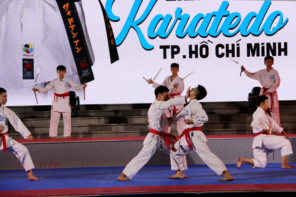 Các võ sinh bộ môn Karatedo tham gia đối luyện tại Liên hoan võ thuật Thành phố Hồ Chí Minh lần thứ nhất - năm 2022. (Ảnh: Thanh Vũ/TTXVN)