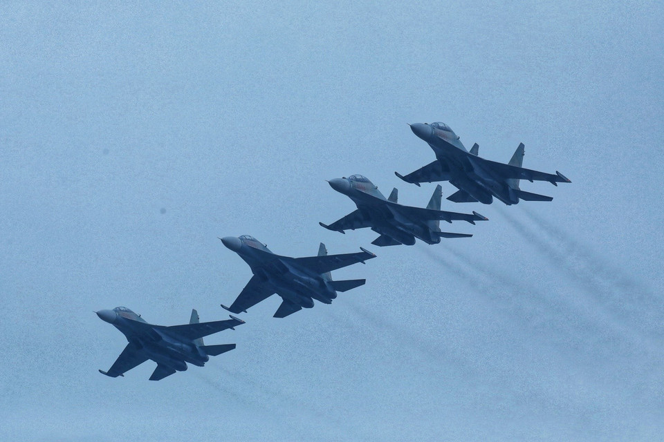 Màn trình diễn của máy bay Su-30 tại lễ khai mạc. (Ảnh: Tuấn Anh/TTXVN)