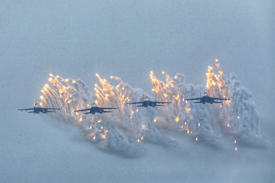 Màn trình diễn của máy bay Su-30 tại lễ khai mạc. (Ảnh: Tuấn Anh/TTXVN)