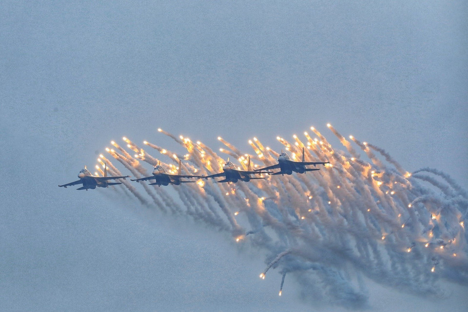 Màn trình diễn của máy bay Su-30 tại lễ khai mạc. (Ảnh: Tuấn Anh/TTXVN)