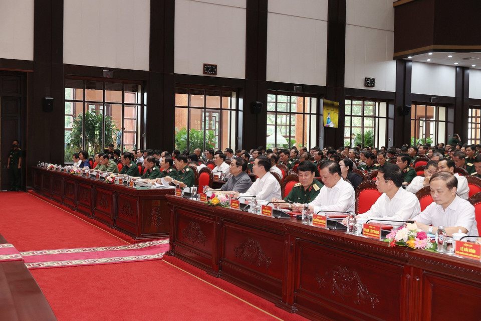 Thủ tướng Phạm Minh Chính; Thường trực Ban Bí thư Võ Văn Thưởng; Đại tướng Phan Văn Giang, Bộ trưởng Bộ Quốc phòng; Đại tướng Lương Cường, Chủ nhiệm Tổng cục Chính trị QĐND Việt Nam và các đại biểu dự hội nghị. (Ảnh: Dương Giang/TTXVN)