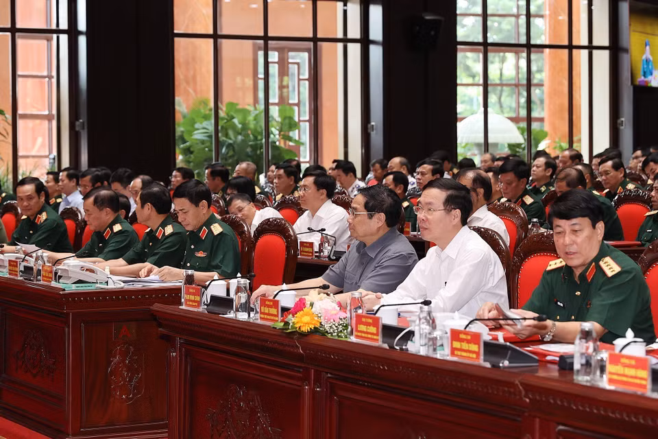 Thủ tướng Phạm Minh Chính; Thường trực Ban Bí thư Võ Văn Thưởng; Đại tướng Phan Văn Giang, Bộ trưởng Bộ Quốc phòng; Đại tướng Lương Cường, Chủ nhiệm Tổng cục Chính trị QĐND Việt Nam và các đại biểu dự hội nghị. (Ảnh: Dương Giang/TTXVN)