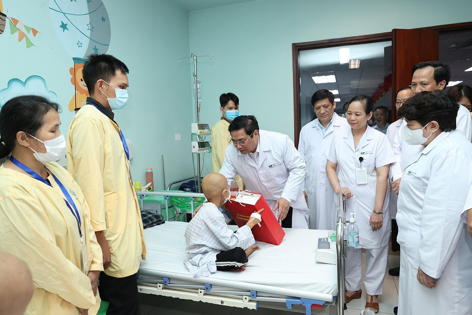 Thủ tướng Phạm Minh Chính thăm và tặng quà cho các bệnh nhi đang điều trị tại Bệnh viện Nhi Trung ương. (Ảnh: Dương Giang/TTXVN)