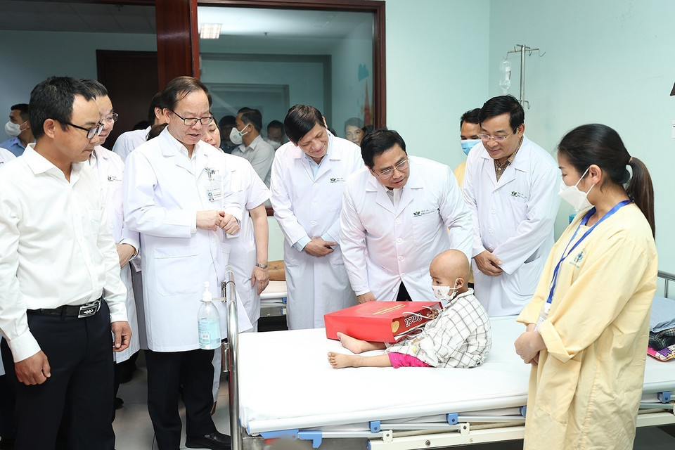 Thủ tướng Phạm Minh Chính thăm và tặng quà cho các bệnh nhi đang điều trị tại Bệnh viện Nhi Trung ương. (Ảnh: Dương Giang/TTXVN)