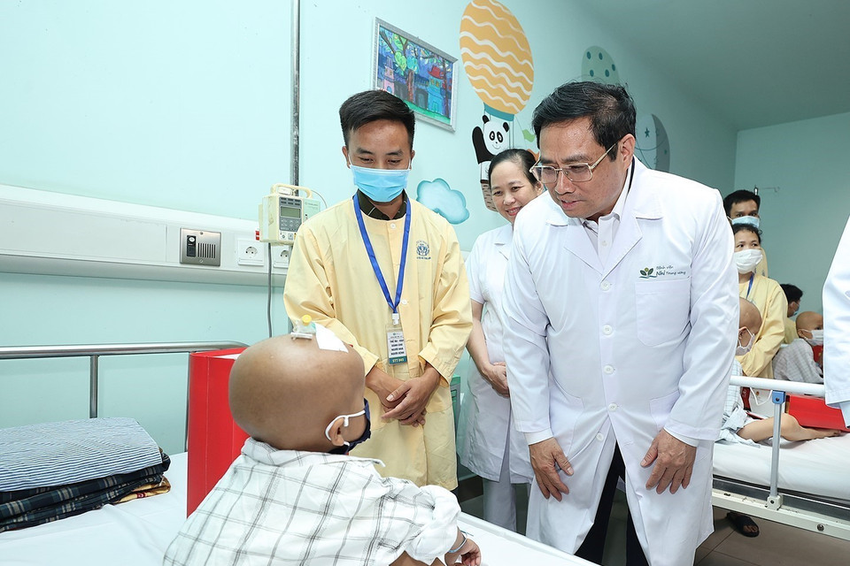 Thủ tướng Phạm Minh Chính đến thăm hỏi các bệnh nhi đang điều trị tại Bệnh viện Nhi Trung ương. (Ảnh: Dương Giang/TTXVN)