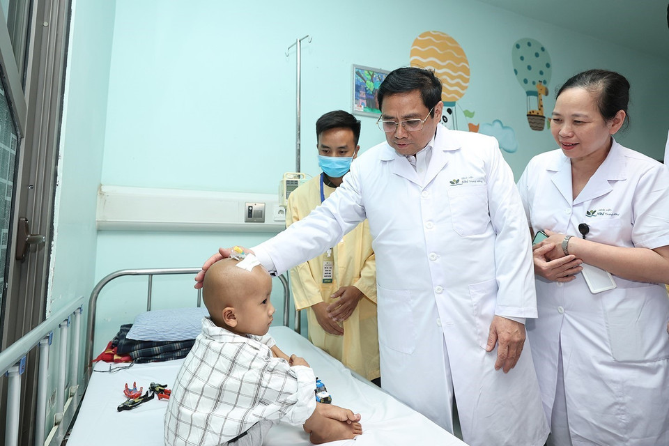 Thủ tướng Phạm Minh Chính thăm hỏi, động viên các bệnh nhi đang điều trị tại Bệnh viện Nhi Trung ương. (Ảnh: Dương Giang/TTXVN)