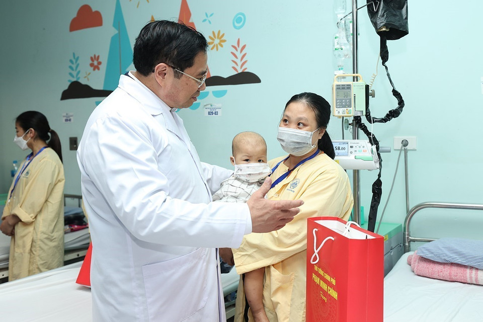 Thủ tướng Phạm Minh Chính thăm và tặng quà cho các bệnh nhi đang điều trị tại Bệnh viện Nhi Trung ương. (Ảnh: Dương Giang/TTXVN)