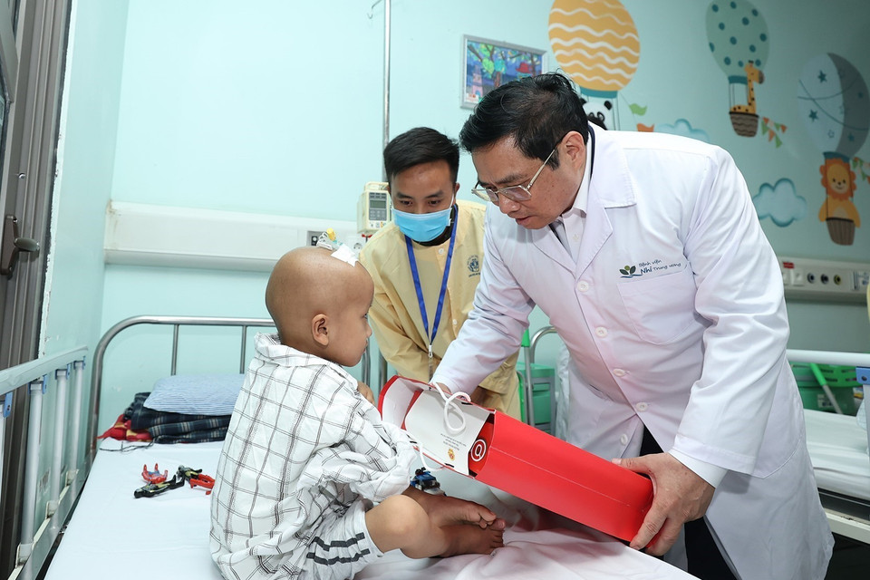Thủ tướng Phạm Minh Chính tặng quà cho các bệnh nhi đang điều trị tại Bệnh viện Nhi Trung ương. (Ảnh: Dương Giang/TTXVN)