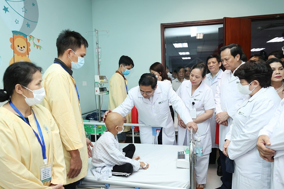 Thủ tướng Phạm Minh Chính thăm hỏi và tặng quà cho các bệnh nhi đang điều trị tại Bệnh viện Nhi Trung ương. (Ảnh: Dương Giang/TTXVN)