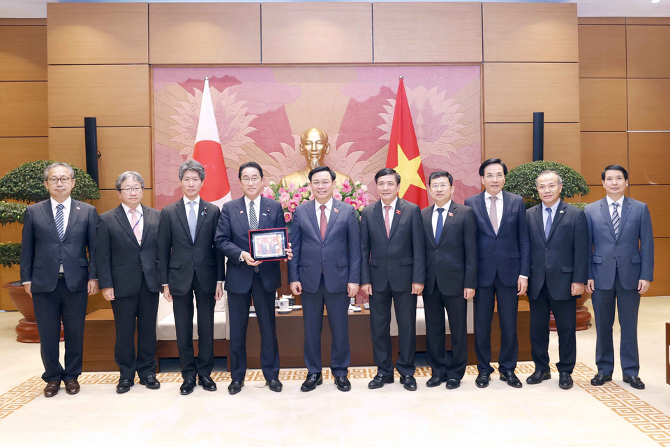 Chủ tịch Quốc hội Vương Đình Huệ và Thủ tướng Nhật Bản Kishida Fumio với các đại biểu. (Ảnh: Doãn Tấn/TTXVN)