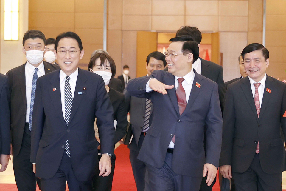 Chủ tịch Quốc hội Vương Đình Huệ và Thủ tướng Nhật Bản Kishida Fumio. (Ảnh: Doãn Tấn/TTXVN)