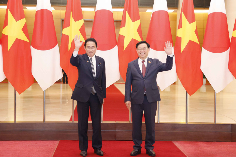 Chủ tịch Quốc hội Vương Đình Huệ và Thủ tướng Nhật Bản Kishida Fumio. (Ảnh: Doãn Tấn/TTXVN)