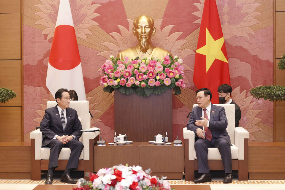 Chủ tịch Quốc hội Vương Đình Huệ tiếp Thủ tướng Nhật Bản Kishida Fumio đang thăm chính thức Việt Nam. (Ảnh: Doãn Tấn/TTXVN)