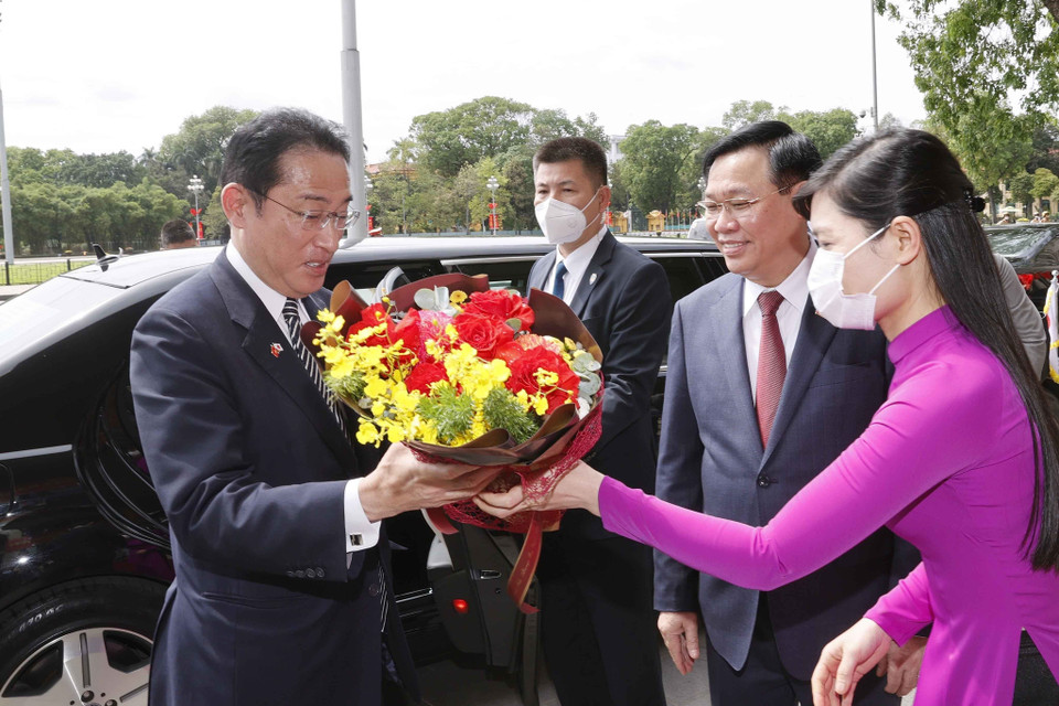 Chủ tịch Quốc hội Vương Đình Huệ đón Thủ tướng Nhật Bản Kishida Fumio. (Ảnh: Doãn Tấn/TTXVN)