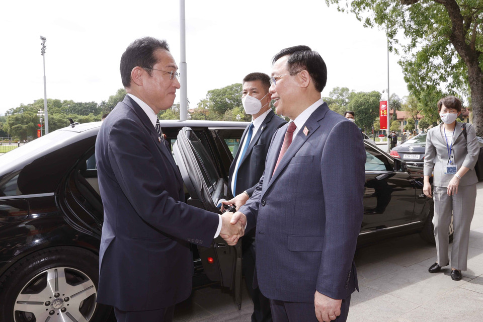 Chủ tịch Quốc hội Vương Đình Huệ đón Thủ tướng Nhật Bản Kishida Fumio. (Ảnh: Doãn Tấn/TTXVN)