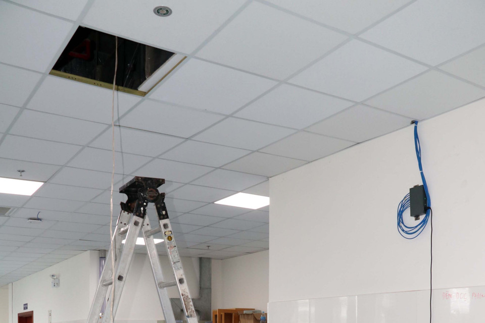 Kéo dây lắp loa gọi tại Khoa cấp cứu. (Ảnh: Đoàn Mạnh Dương/TTXVN)