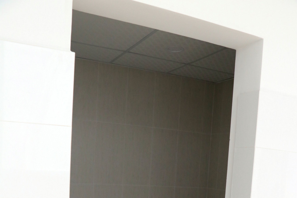 Nhà vệ sinh không có cửa. (Ảnh: Đoàn Mạnh Dương/TTXVN)