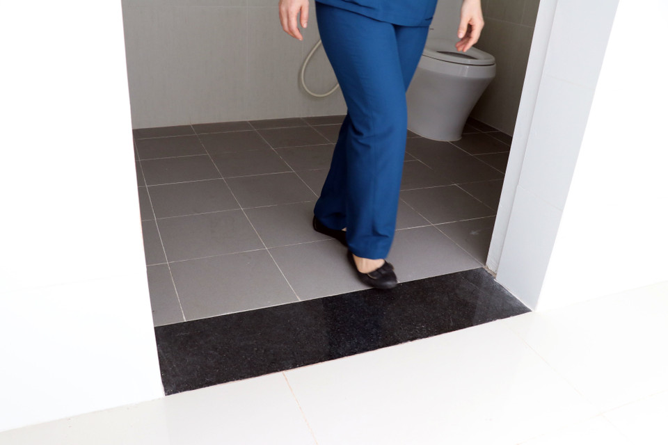 Độ chênh giữa sàn nhà vệ sinh và nền nhà rất nhỏ. (Ảnh: Đoàn Mạnh Dương/TTXVN)