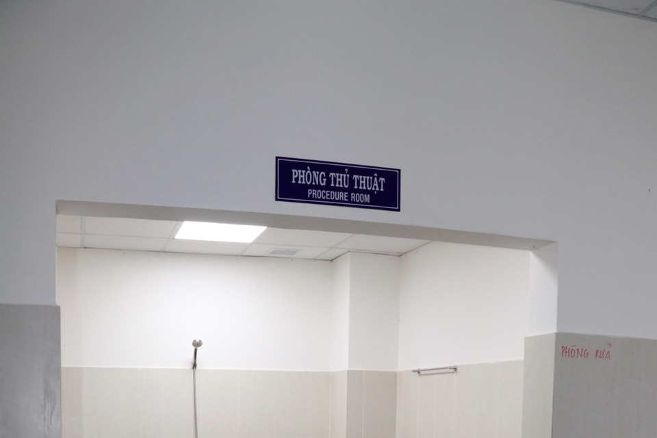 Phòng Tiểu phẫu (Khoa Cấp cứu) không có cửa. (Ảnh: Đoàn Mạnh Dương/TTXVN)