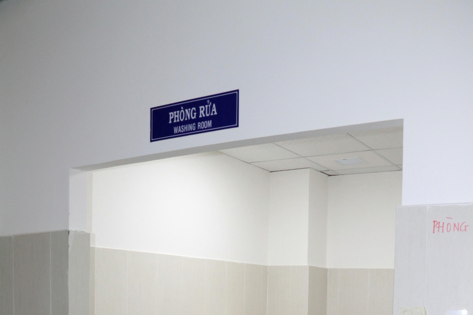 Phòng rửa dạ dày (khoa Cấp cứu) không có cửa. (Ảnh: Đoàn Mạnh Dương/TTXVN)