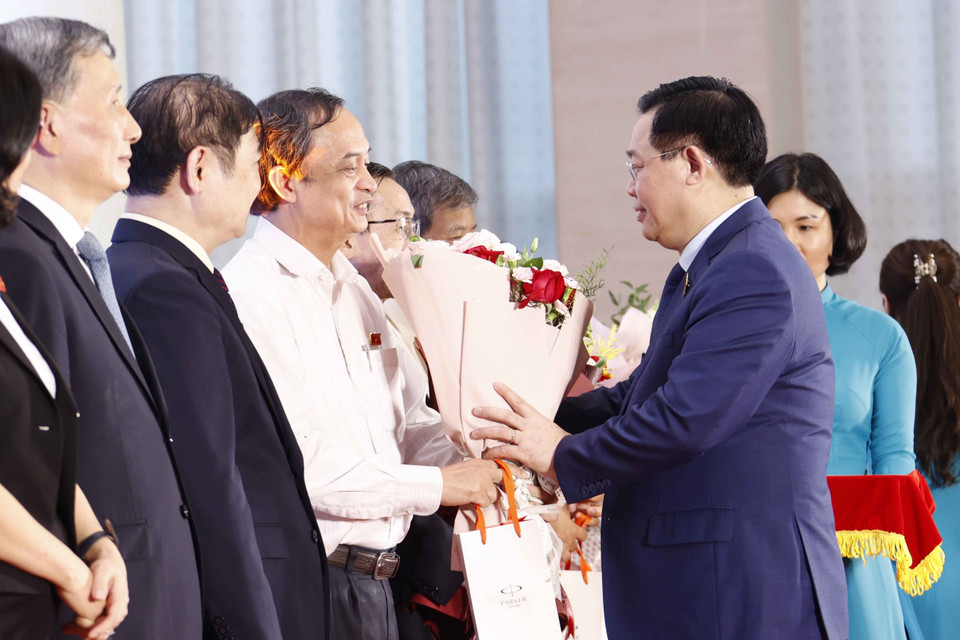 Chủ tịch Quốc hội Vương Đình Huệ tặng hoa và quà lưu niệm cho các đại biểu Quốc hội khóa XV là nhà khoa học. (Ảnh: Doãn Tấn/TTXVN)