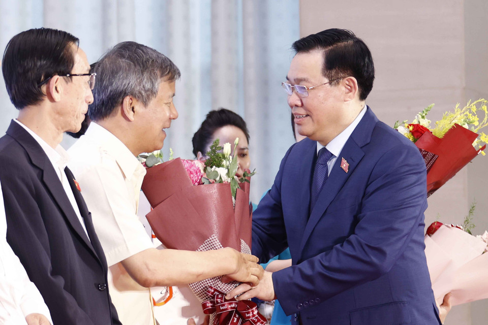 Chủ tịch Quốc hội Vương Đình Huệ tặng hoa và quà lưu niệm cho các đại biểu Quốc hội khóa XV là nhà khoa học. (Ảnh: Doãn Tấn/TTXVN)