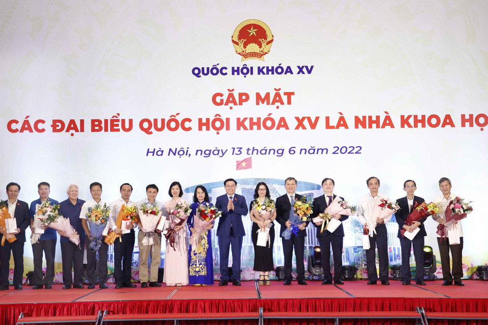 Chủ tịch Quốc hội Vương Đình Huệ tặng hoa và quà lưu niệm cho các đại biểu Quốc hội khóa XV là nhà khoa học. (Ảnh: Doãn Tấn/TTXVN)