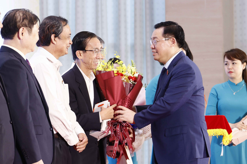 Chủ tịch Quốc hội Vương Đình Huệ tặng hoa và quà lưu niệm cho các đại biểu Quốc hội khóa XV là nhà khoa học. (Ảnh: Doãn Tấn/TTXVN)