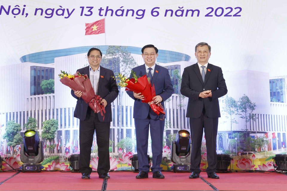 Chủ nhiệm Ủy ban Khoa học Công nghệ Môi trường của Quốc hội Lê Quang Huy đại diện cho các đại biểu Quốc hội khóa XV là nhà khoa học tặng hoa Thủ tướng Phạm Minh Chính và Chủ tịch Quốc hội Vương Đình Huệ. (Ảnh: Doãn Tấn/TTXVN)