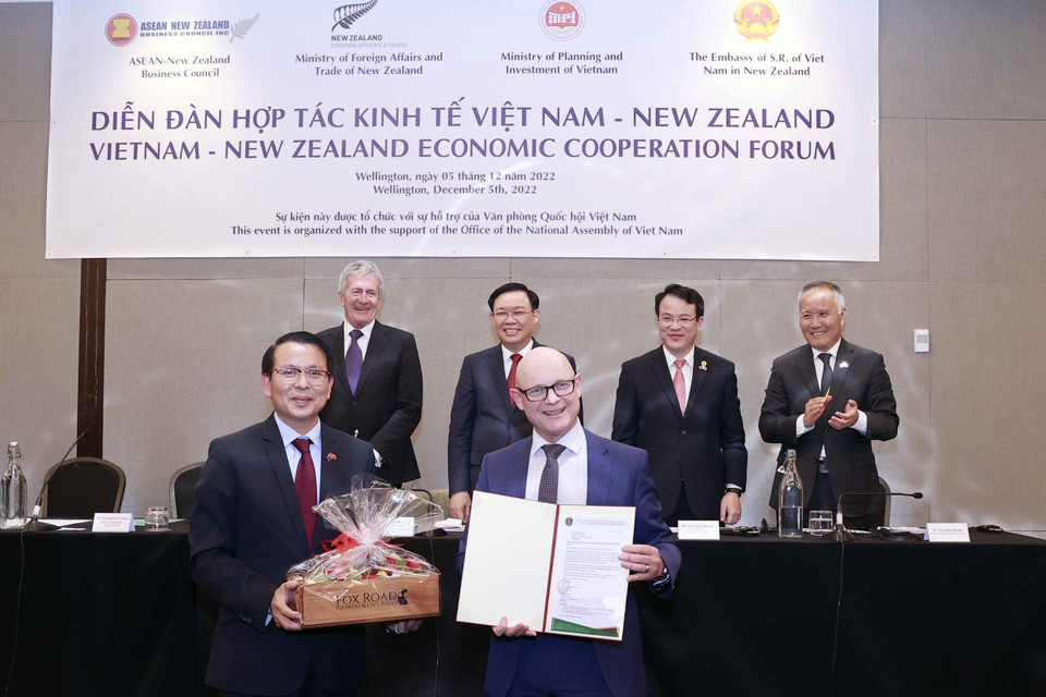 Chủ tịch Quốc hội Vương Đình Huệ và đại biểu chứng kiến Lễ trao thoả thuận về Nhập khẩu nông sản của New Zealand sang Việt Nam. (Ảnh: Doãn Tấn/TTXVN)