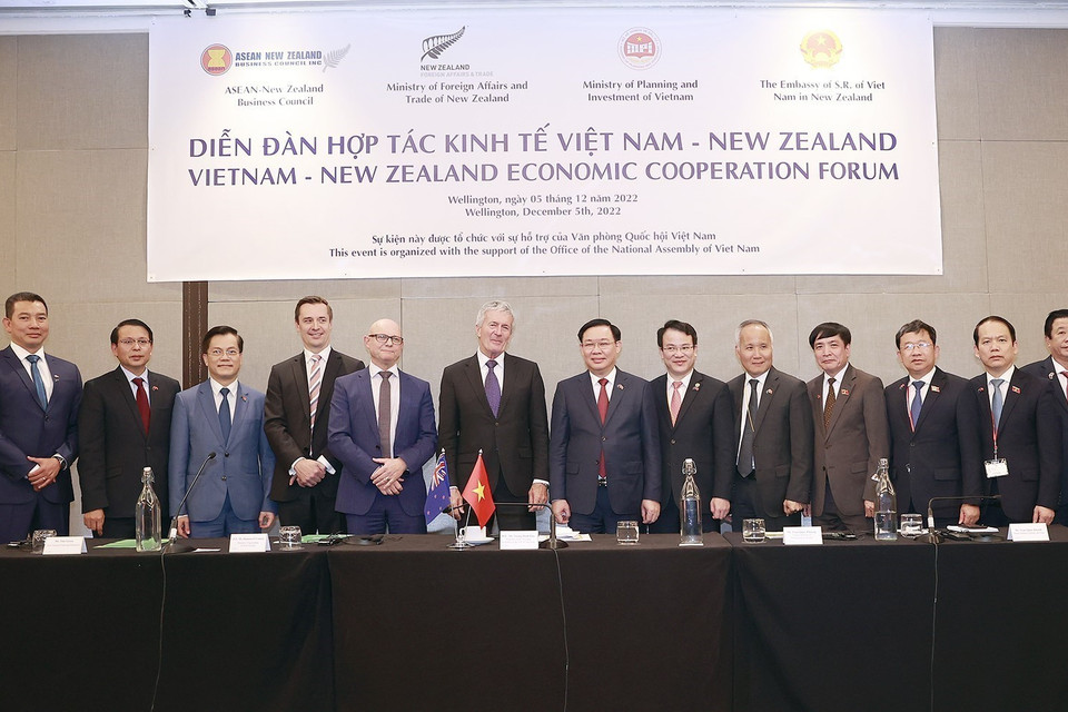 Chủ tịch Quốc hội Vương Đình Huệ và đại biểu chụp ảnh lưu niệm. (Ảnh: Doãn Tấn/TTXVN)