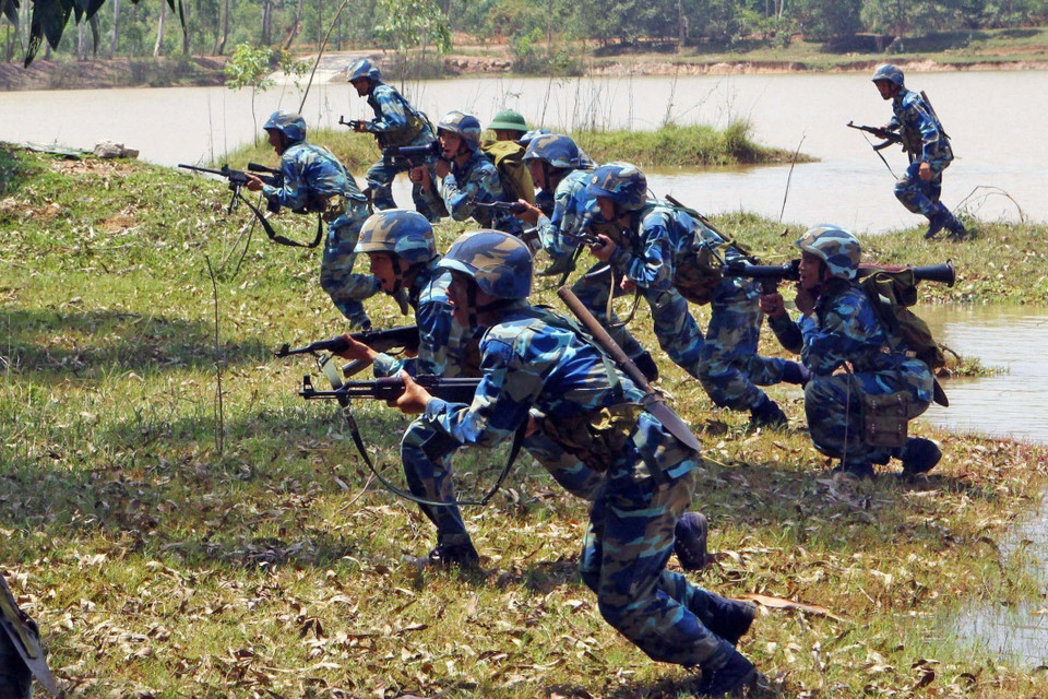 Chiến sỹ Lữ đoàn Hải quân đánh bộ 147 luyện tập đổ bộ đánh chiếm mục tiêu. (Ảnh: Trọng Đức/TTXVN)