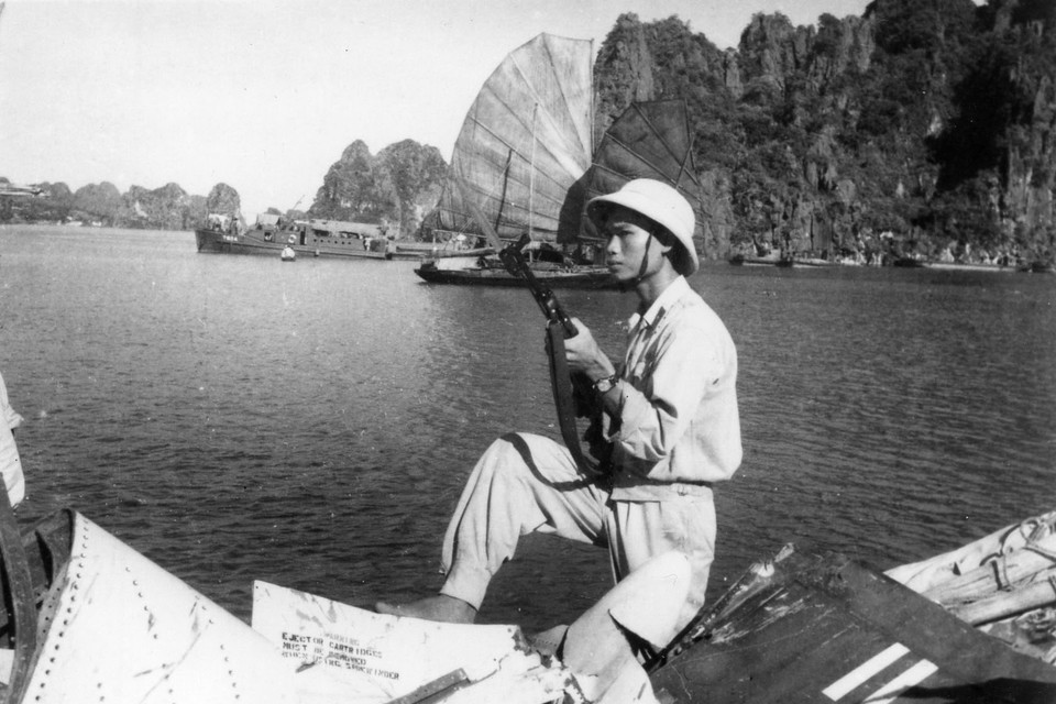 Bộ đội ta bên xác máy bay phản lực A4D, do Trung uý Hải quân Mỹ Everett Alvarez lái, bị bắn hạ tại thị xã Hòn Gai (Quảng Ninh) ngày 5/8/1964. (Ảnh: TTXVN)