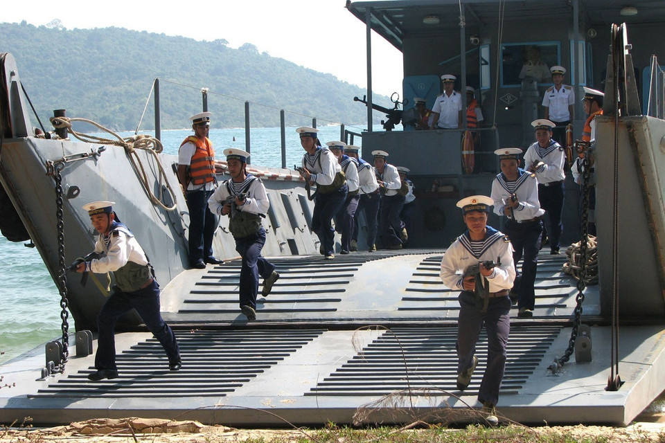 Lực lượng Hải quân đánh bộ huấn luyện hiệp đồng đổ bộ lên đảo. (Ảnh: Trọng Đức/TTXVN)