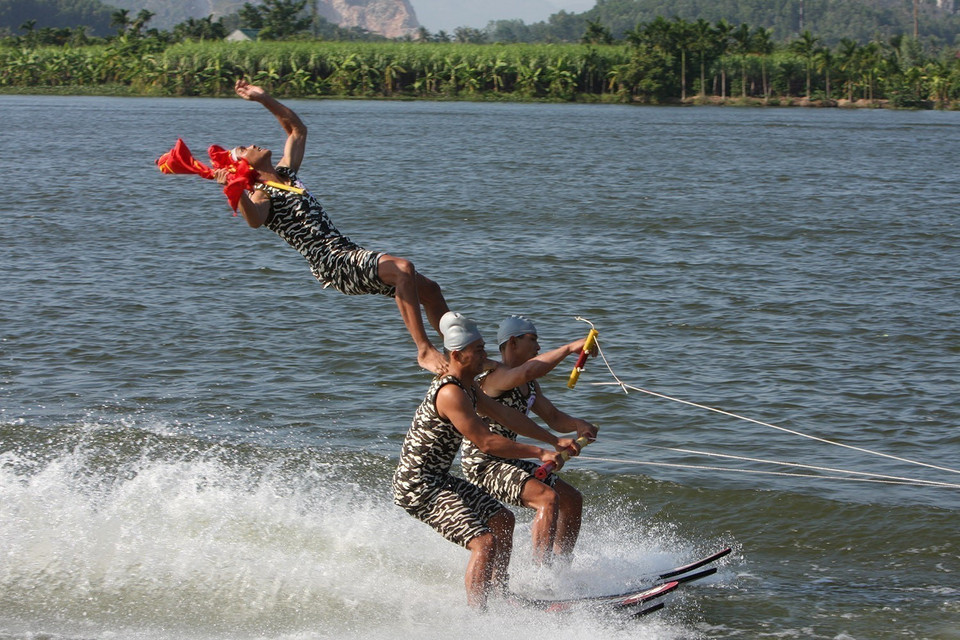 Đặc công hải quân huấn luyện sát thực tế chiến trường, vừa huấn luyện, vừa kiểm nghiệm, bổ sung phương án tác chiến. (Ảnh: Trọng Đức/TTXVN)
