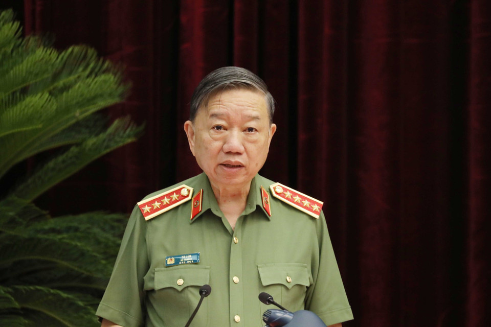 Đại tướng Tô Lâm, Ủy viên Bộ Chính trị, Bộ trưởng Bộ Công an trình bày báo cáo tại hội nghị. (Ảnh: Phương Hoa/TTXVN)