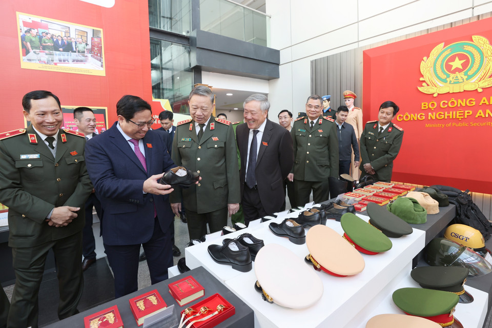Thủ tướng Phạm Minh Chính xem trưng bày sản phẩm công nghiệp phục vụ lực lượng công an nhân dân. (Ảnh: Dương Giang/TTXVN)