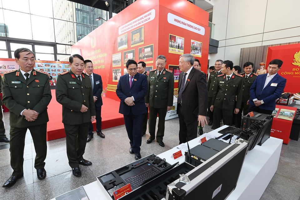 Thủ tướng Phạm Minh Chính xem trưng bày sản phẩm công nghiệp phục vụ lực lượng công an nhân dân. (Ảnh: Dương Giang/TTXVN)