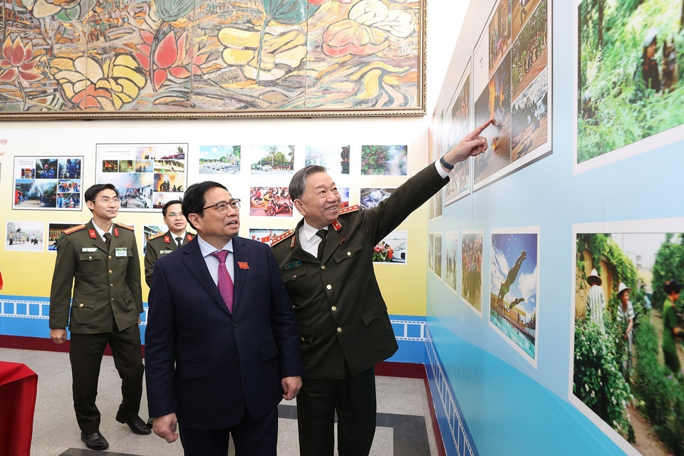 Thủ tướng Phạm Minh Chính và Đại tướng Tô Lâm, Bộ trưởng Bộ Công an xem trưng bày ảnh về các hoạt động của lực lượng Công an. (Ảnh: Dương Giang/TTXVN)