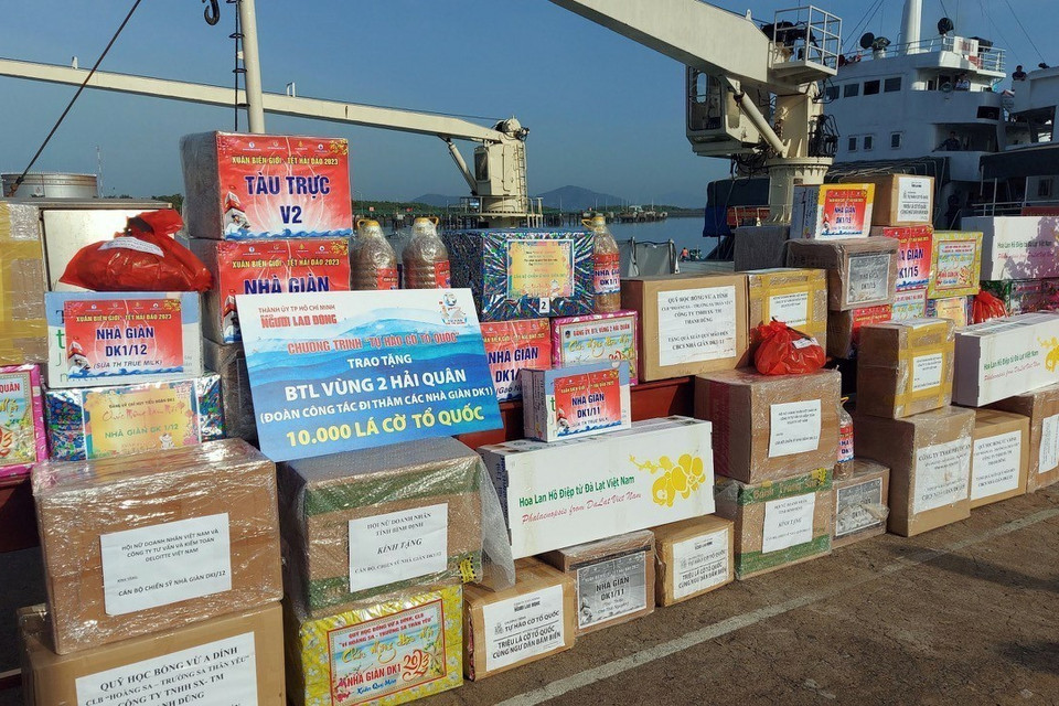 Quà Tết của Bộ Quốc phòng, Quân chủng Hải quân, Bộ Tư lệnh Vùng 2 Hải quân và của các địa phương, doanh nghiệp, tổ chức, cá nhân gửi tặng. (Ảnh: Đoàn Mạnh Dương/TTXVN)
