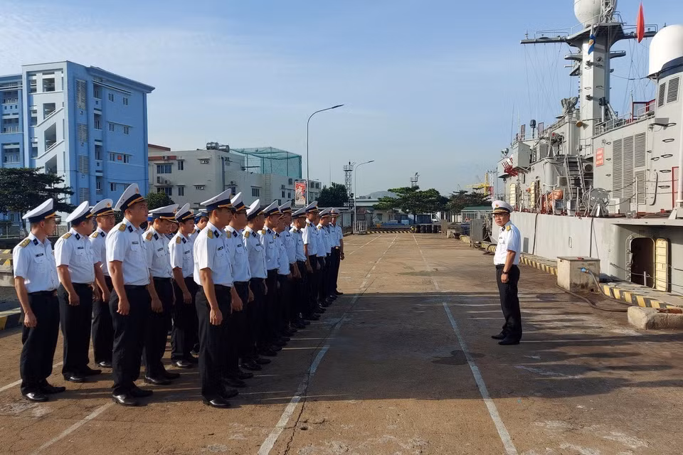 Bộ Tư lệnh Vùng 2 tổ chức hai đoàn công tác đi trên tàu Trường Sa 10 và Trường Sa 21 chúc Tết cán bộ, chiến sỹ Nhà giàn DK1, các tàu trực và các cơ quan dân chính Đảng, các đơn vị đóng quân trên huyện Côn Đảo. (Ảnh: Đoàn Mạnh Dương/TTXVN)