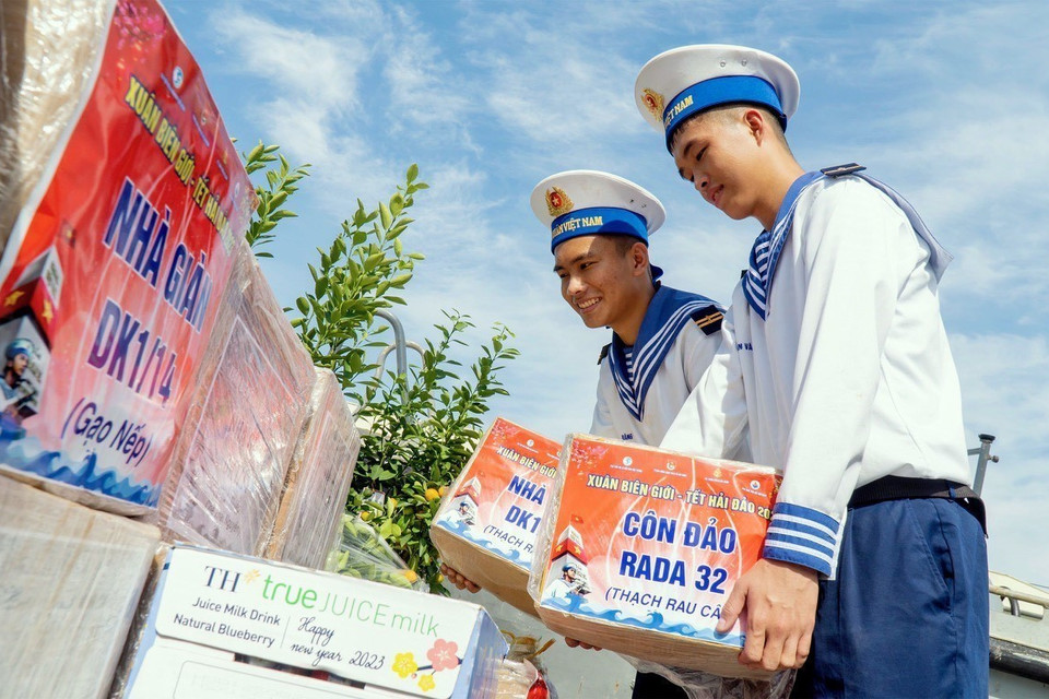 Các chiến sỹ chuyển quà Tết lên tàu. (Ảnh: Đoàn Mạnh Dương/TTXVN)