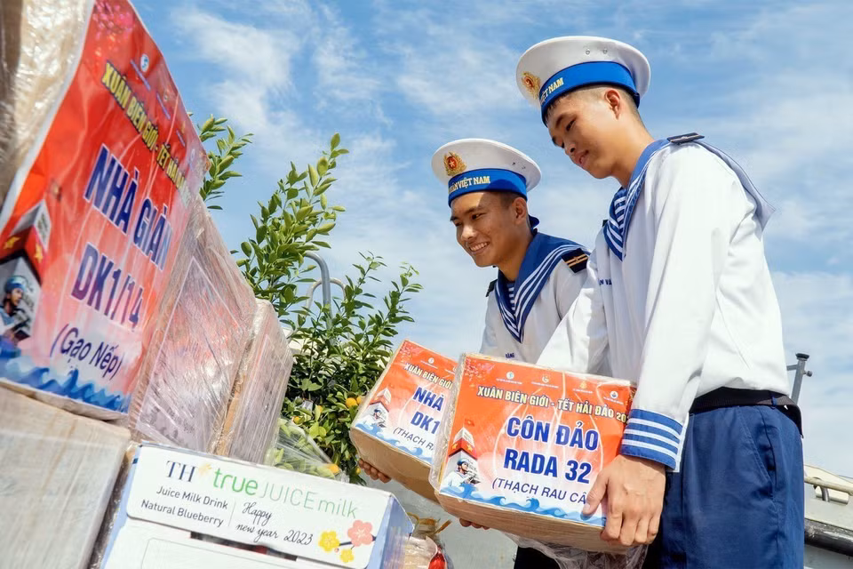 Các chiến sỹ chuyển quà Tết lên tàu. (Ảnh: Đoàn Mạnh Dương/TTXVN)