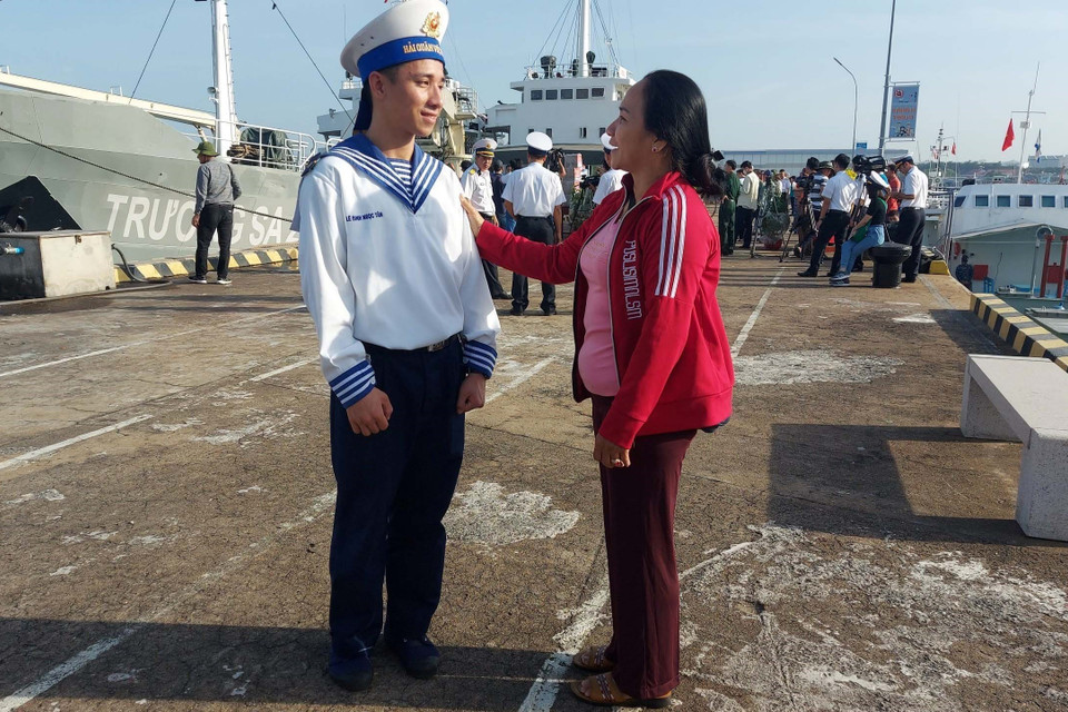 Người mẹ động viên chiến sỹ trẻ Lê Đinh Ngọc Tân lên đường làm nhiệm vụ. (Ảnh: Đoàn Mạnh Dương/TTXVN)